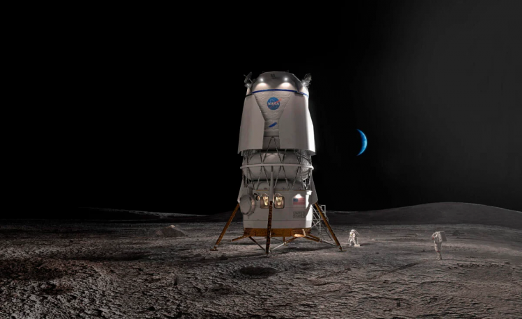 Lądownik stoi na powierzchni Księżyca, po której spacerują astronauci, w tle widać błękitną Ziemię.