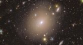 Fotografia przedstawia pierścień Einsteina wokół NGC 6505. Widoczna jest jasna otoczka okalająca galaktykę NGC 6505. Ma ona wyraźną, świetlistą granicę. Tło jest ciemne, a pierścień wyróżnia się na tle innych obiektów głębokiego nieba.