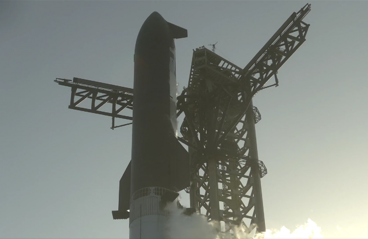 Widziany z dolu od kątem starship na tle mechazilli i nieba