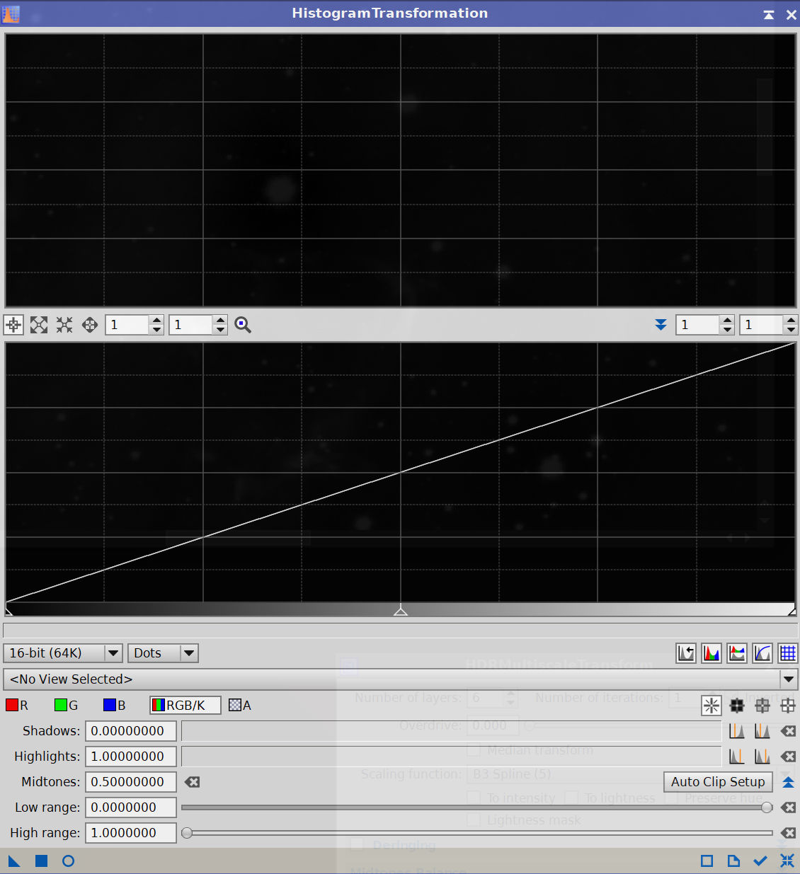 Okno procesu HistogramTransformation. Pośrodku znajduje się pasek z trzema sliderami do zmiany krztałtu krzywej, która rozciąga histogram zdjęcia.