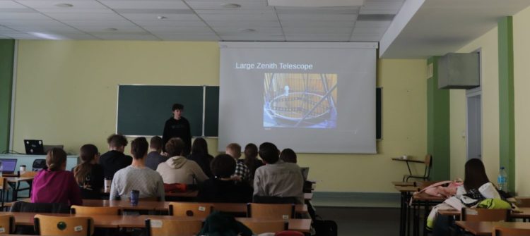 Klasa wypełniona uczestnikami słuchającymi prezentowanego referatu.