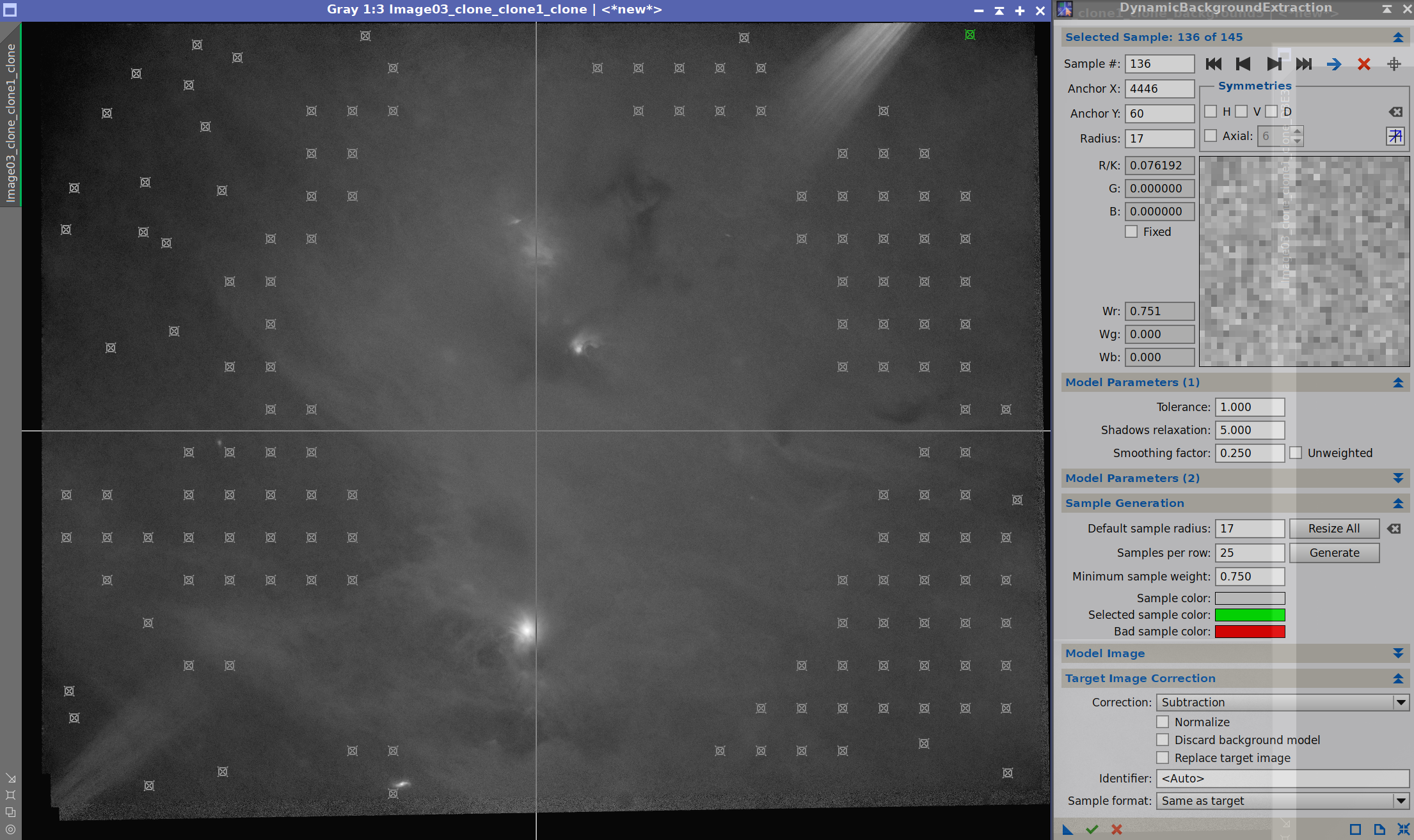 Zrzut ekranu PixInsight podczas Dynamic Background Extraction: na czarno-białym obrazie mgławicy rozstawiono małe kwadraty próbek tła, a po prawej widać panel DBE z parametrami i podświetloną bieżącą próbką.