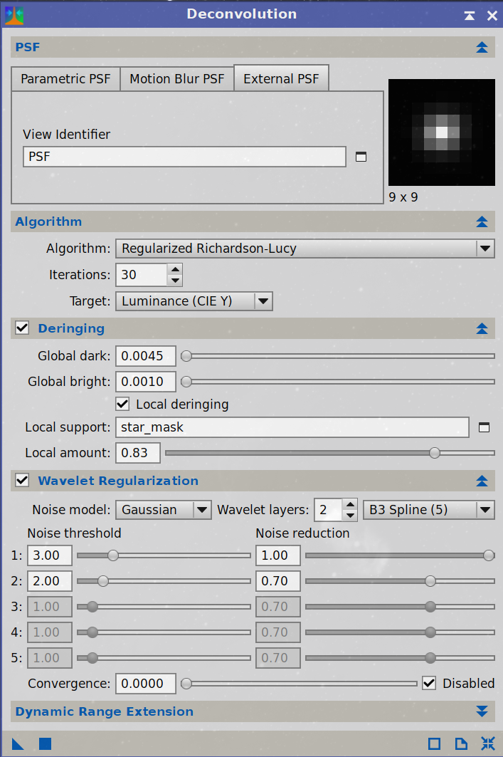 Okno Deconvolution w PixInsight: zakładka External PSF z 9 × 9-pikselowym modelem gwiazdy, algorytm Regularized Richardson–Lucy (30 iteracji) oraz aktywne sekcje Deringing i Wavelet Regularization.
