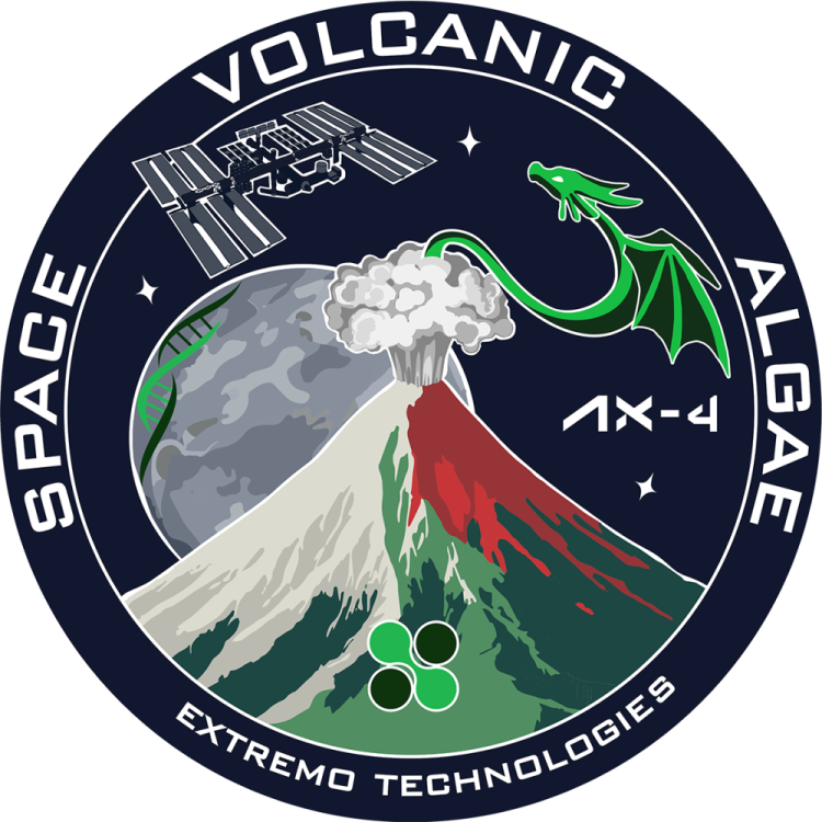 Okrągły znak przedstawiający eksperyment Space Volcanic Algae. W kole widnieje biało, zielono, czerwony wulkan, z którego wyfruwa zielony smok. W tle widnieje księżyc oraz Międzynarodowa Stacja Kosmiczna. U doły czterolistna koniczynka z dwoma przeciwstawnymi listkami w kolorze czarnym i dwoma pozostałymi w kolorze zielonym. Po prawej widnieje podpis AX-4. Na obramowaniu napisane jest: Space Volcanic Algae Extremo Technologies.