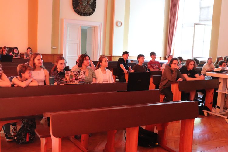 Uczestnicy słuchający propozycji projektów.