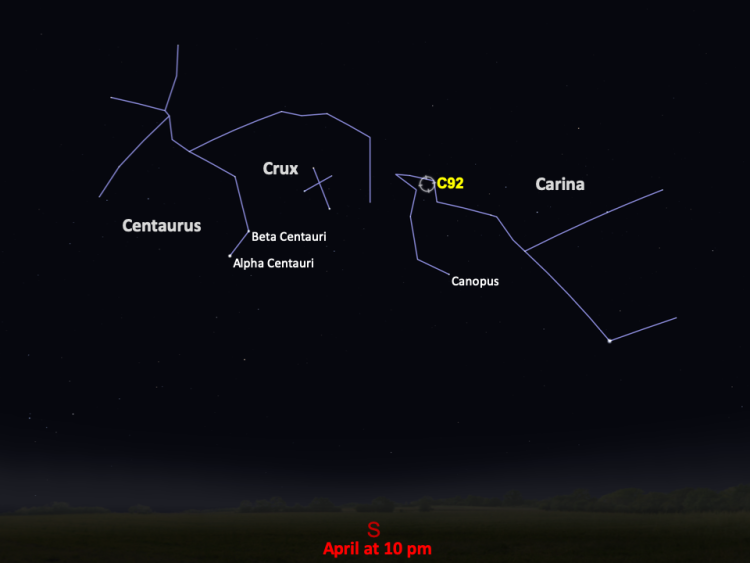 Zrzut ekranu z programu komputerowego Stellarium, zaznaczona mgławica C92 wraz z sąsiadującymi gwiazdozbiorami. Na dole zapisano czas obserwacji - kwiecień, godzina 22