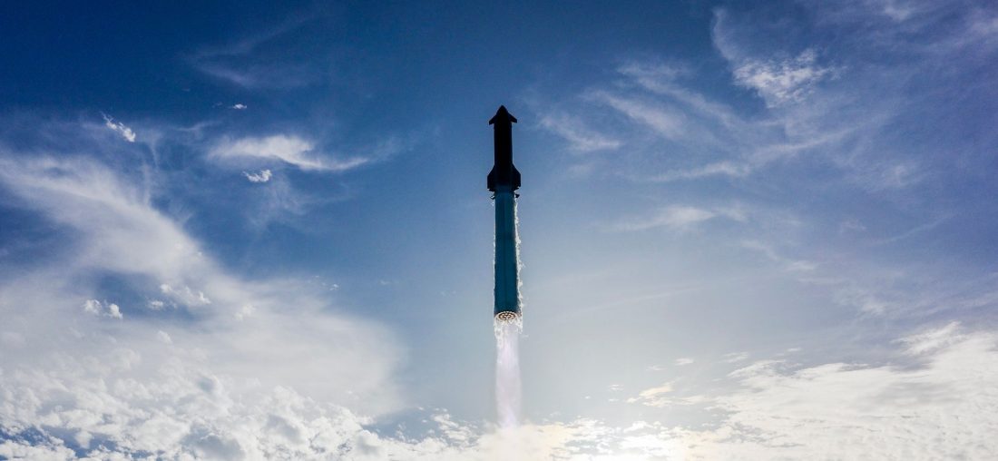 Rakieta Starship wznosząca się pośród chmur