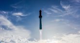 Rakieta Starship wznosząca się pośród chmur