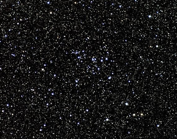 Gromada otwarta C16, gwiazdy białe i niebieskie, jest ich więcej na środku zdjęcia.