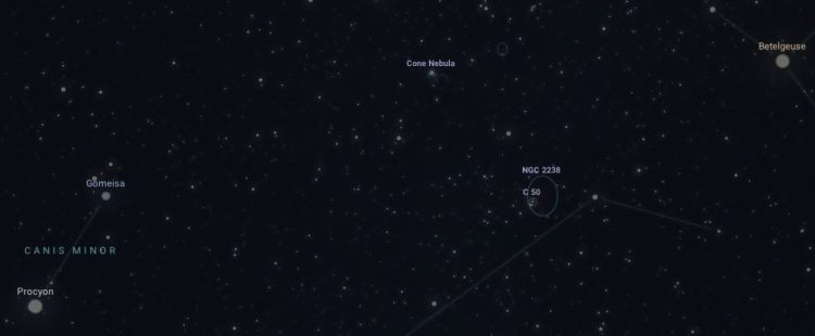 Na czarnym tle nieba liczne blade kropki gwiazd i kilka zaznaczonych większymi kółkami i opisanych obiektów. Między innymi: w górnym prawym rogu Betelgeza, w dolnym lewym rogu Procjon, a blisko środka C50 i NGC 2238.