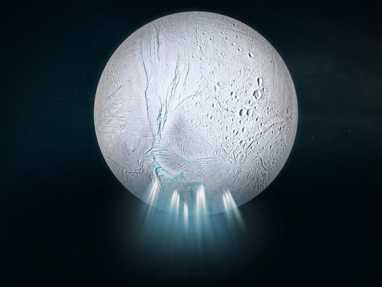 Na ciemnym tle biały. lodowy księżyc Saturna, Enceladus. Blisko jego bieguna południowego widoczne kilka jasnoniebieskich strumieni wyrzucanej materii.