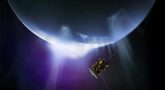 Artystyczna wizja sondy Cassini przelatującej przez materię wyrzucaną z południowego bieguna lodowego księżyca Saturna, Enceladusa. Jasne strumienie pary wodnej i lodu unoszą się z powierzchni w przestrzeń kosmiczną, a sonda zbiera dane o ich składzie.