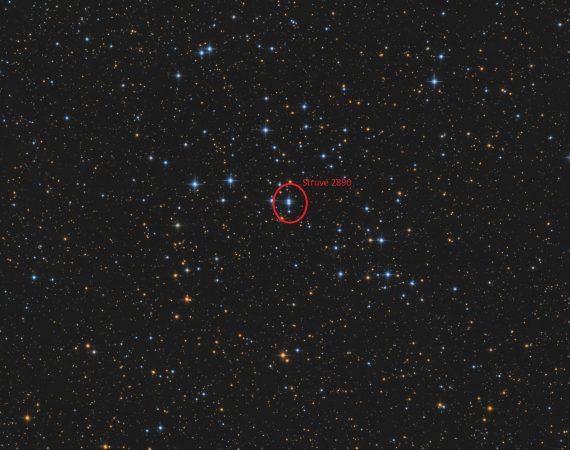 Gromada otwarta C16, widać niebieskie i żółte gwiazdy, na środku zaznaczona gwiazda podwójna.