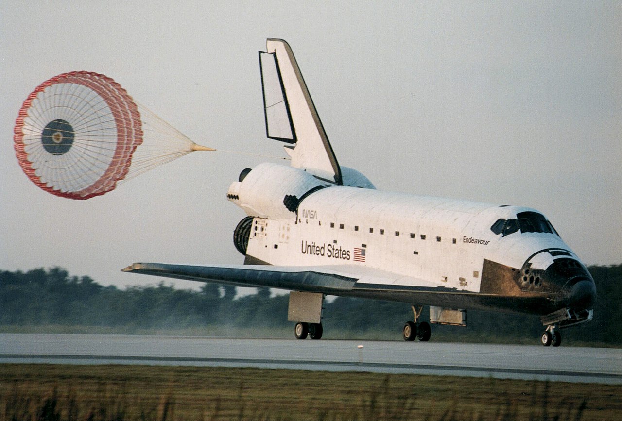 Space_Shuttle_Endeavour_landing