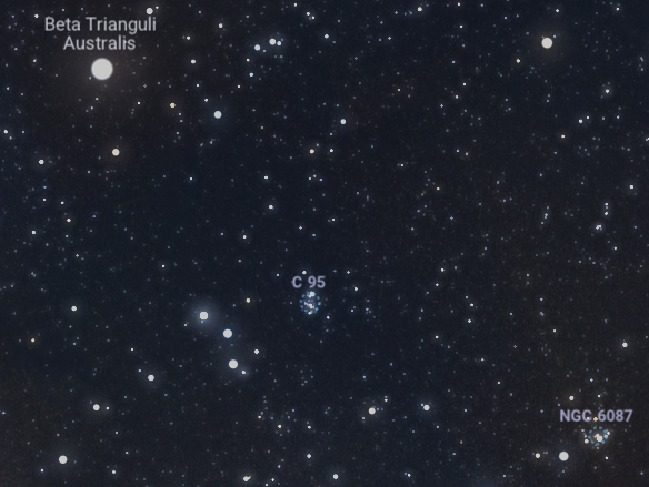 Granatowe tło, na którym białe kropki oznaczają kropki. W lewym górnym rogu znajduje się jedna wyjątkowo jasna, a na środku celownikiem zaznaczona jest C95