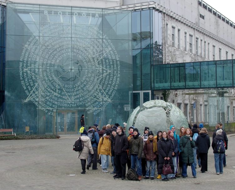 Uczestnicy na kampusie UwB.