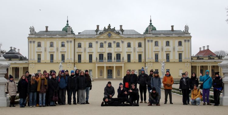 Uczestnicy wydarzenia przez budynkiem Muzeum Uniwersytetu Medycznego - zabydkowego, beżowego pałacu.