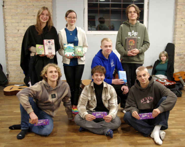 Zwycięzcy sesji pozują wraz ze swoimi nagrodami (książki, gry, czekolada).