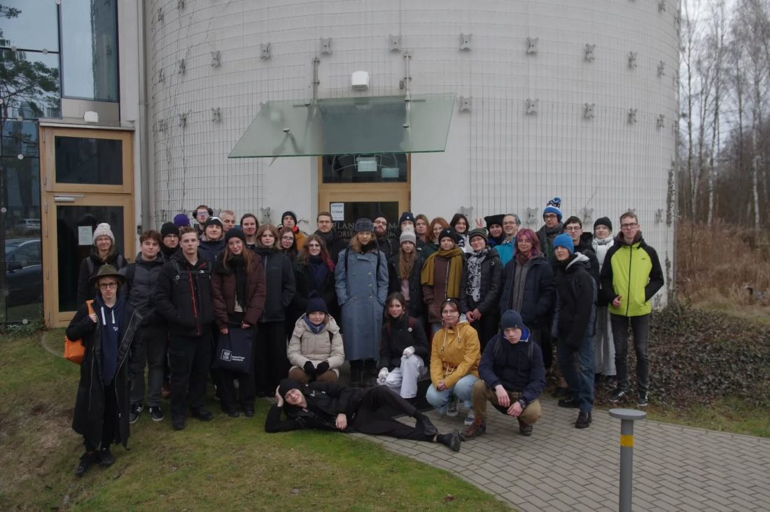 Grupa uczestników seminarium na zewnątrz przed budynkiem Planetarium Uniwersyteckiego,