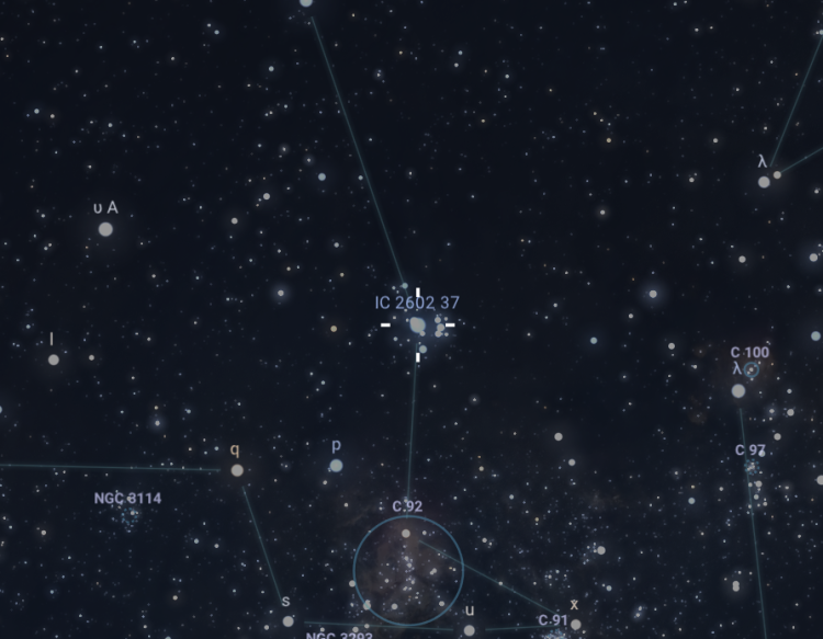 Granatowe tło, na nim bladoniebieskie gwiazdy. Większe skupienia gwiazd w centrum (podpisane IC 2602 37) oraz na dole. 