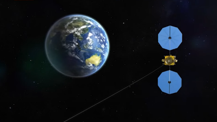 Po prawej na czarnym tle Tianwen-2, składająca się z dwóch niebieskich kół i żółtego kwadratu między nimi. Po lewej rysunek kuli ziemskiej.