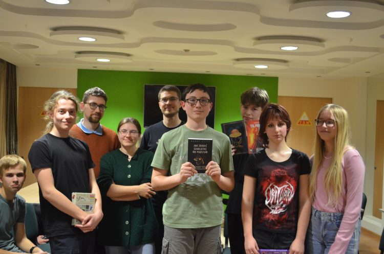 Kilka osób ustawionych do zdjęcia, trzymających nagrody.