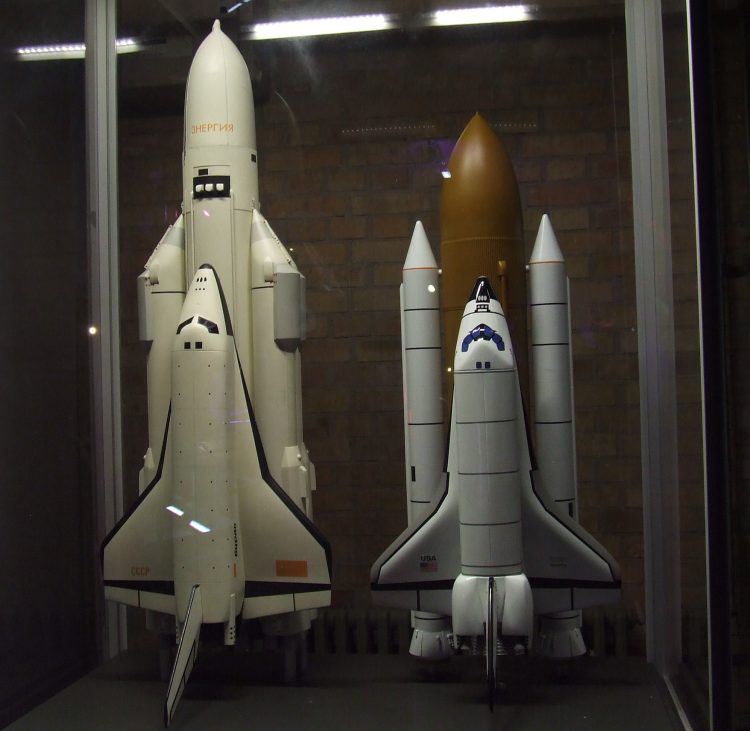 Po lewej stronie znajduje się Buran wraz z rakietą Energia. Po prawej stronie lekko mniejszy Atlantis.
