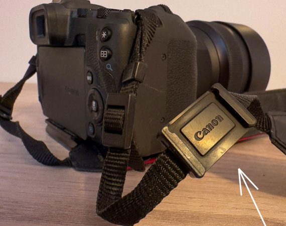 Na zdjęciu czarny aparat marki ,,Canon". 