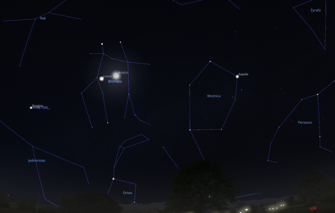 Zrzut ekranu z programu Stellarium przedstawiający fragment nocnego nieba z koniunkcją Jowisza i Księżyca.