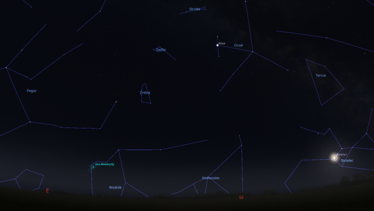 Zrzut ekranu z programu Stellarium, pokazujący fragment majowego nieba. Na zdjęciu przedstawione są linie gwiazdozbiorów widocznych nad południowo-wschodnim horyzontem: Pegaz, Źrebię, Delfin, Strzała, Orzeł, Tarcza, Wodnik, Koziorożec i Strzelec. Dodatkowo zaznaczone są: Altair - najjaśniejsza gwiazda w Orle, Księżyc w gwiazdozbiorze Strzelca, oraz wschodzący radiant eta Akwarydów w Wodniku.