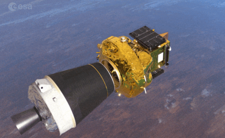 Stożkowata mała rakieta z niewielkim silnikiem ze złotą do połowy sondą przymocowaną na czubku. Reszta sondy jest czarna. LEcą na tle ziemi.