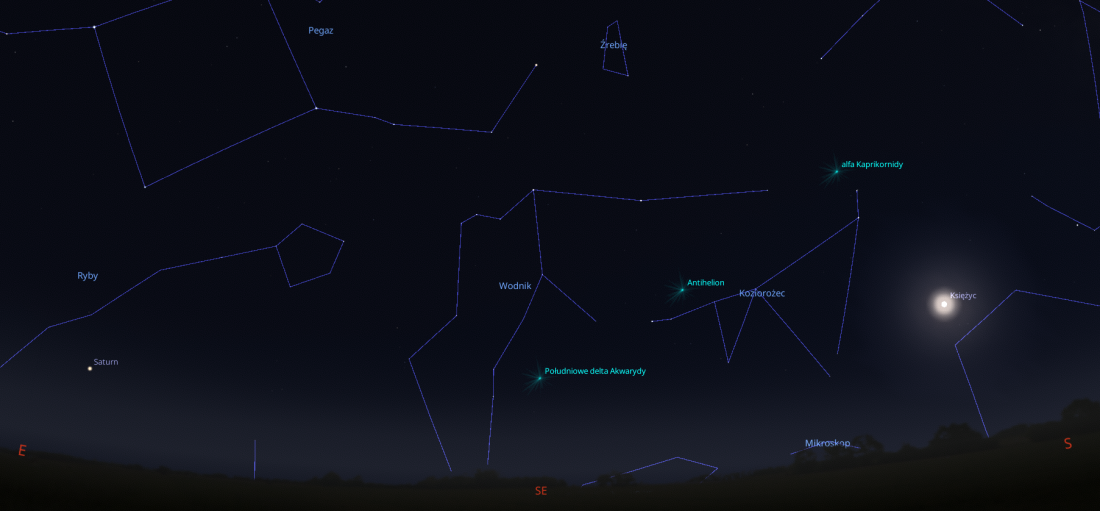 Zrzut ekranu z programu Stellarium. Widoczny jest na nim fragment lipcowego nieba z m.in. radiantem roju Południowe delta Akwarydy w Wolarzu. Dookoła widać linie innych gwiazdozbiorów, w tym Ryby, w których znajduje się Saturn oraz Księżyc w Strzelcu.