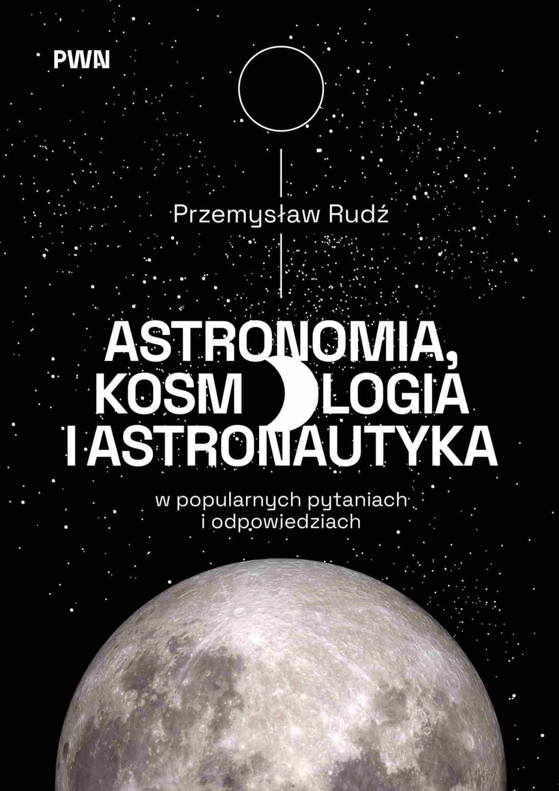 Okładka książki „Astronomia kosmologia i astronautyka w popularnych pytaniach i odpowiedziach". Czarne tło z niereguralnie rozmieszczonymi gwiazdami z półksiężycem na samym dole. U góry widnieje logo PWN oraz nazwisko autora „Przemysław Rudź”. Na środku znajduje się duży, biały tytuł książki „Astronomia, kosmologia i astronautyka", poniżej podtyuł „w popularnych pytaniach i odpowiedziach”.