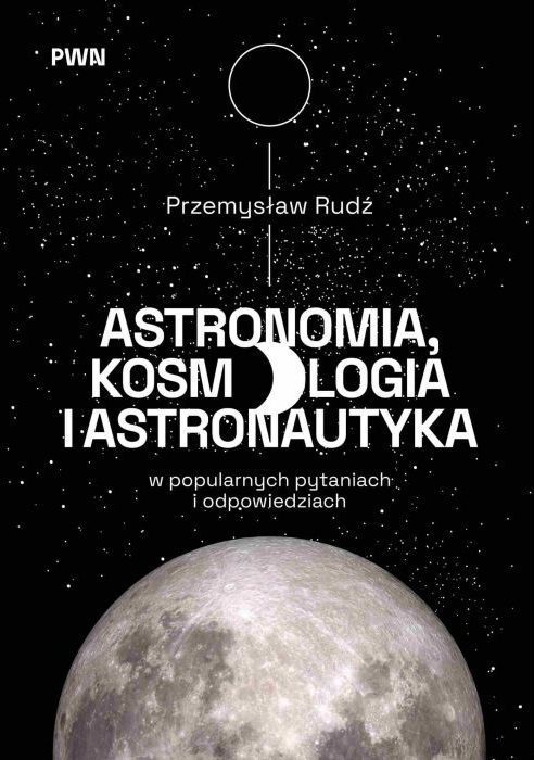 Okładka książki „Astronomia kosmologia i astronautyka w popularnych pytaniach i odpowiedziach". Czarne tło z niereguralnie rozmieszczonymi gwiazdami z półksiężycem na samym dole. U góry widnieje logo PWN oraz nazwisko autora „Przemysław Rudź”. Na środku znajduje się duży, biały tytuł książki „Astronomia, kosmologia i astronautyka", poniżej podtyuł „w popularnych pytaniach i odpowiedziach”. 