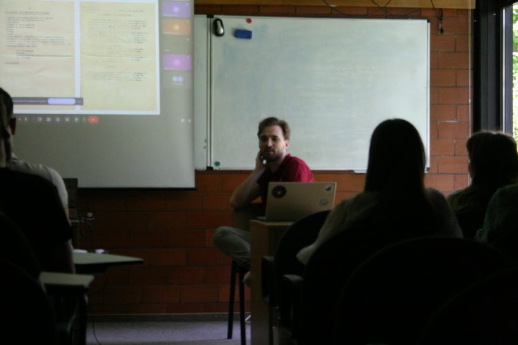W sali konferencyjnej prowadzone są zajęcia. Prezentacja jest wyświetlana za pomocą rzutnika. 