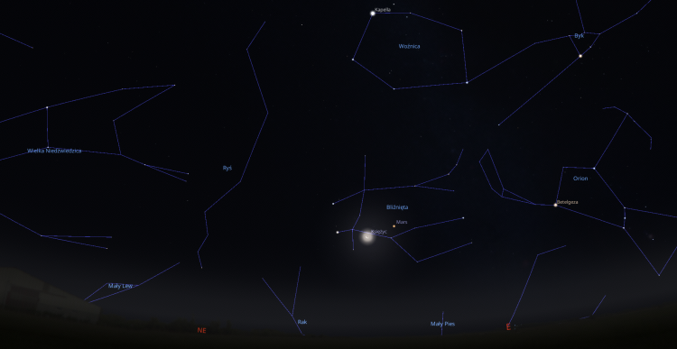 Fragment wrześniowego nieba widoczny w programie Stellarium. Widać na nim zbliżenie Księżyca z Marsem, rozgrywające się w gwiazdozbiorze Bliźniąt. Zaznaczone są również linie gwiazdozbiorów zimowych, takich jak Woźnica, Orion a także całoroczna Wielka Niedźwiedzica.