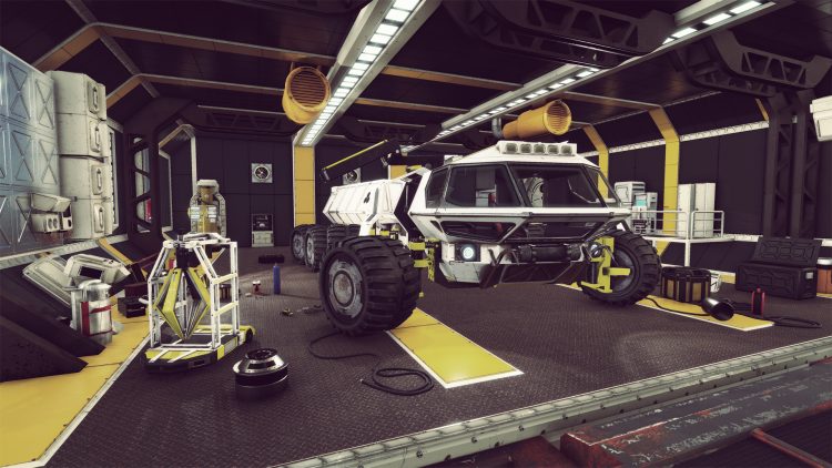 Wnętrze futurystycznego garażu, z dużym, podobnym do łazika pojazdem w środku oraz liczną aparaturą mechaniczno-naukową,