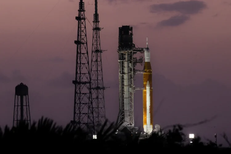 Rakieta SLS i statek Orion z misji Artemis II.