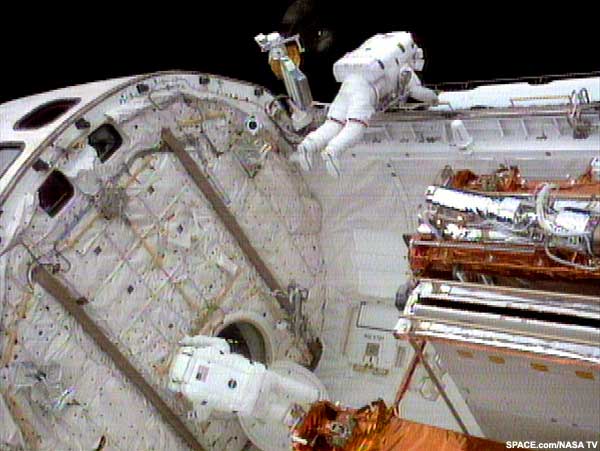 Początek pierwszego spaceru STS-109