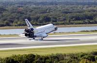 Endeavour ląduje, kończąc misję STS-113
