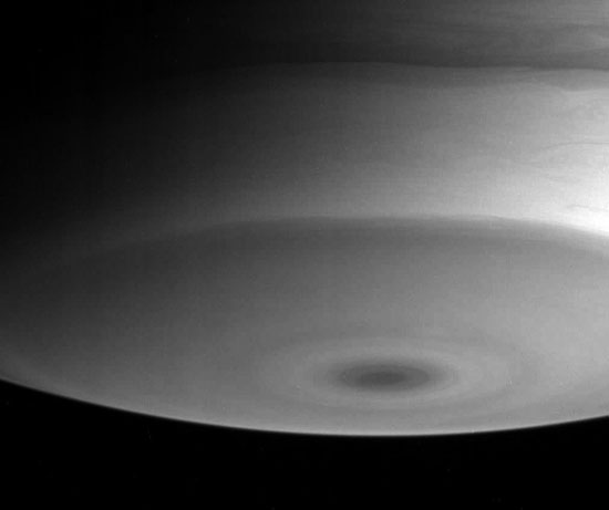 Biegun południowy Saturna w podczerwieni