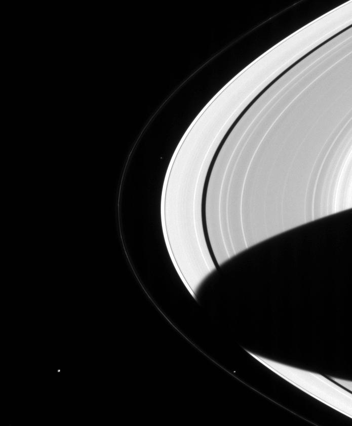 Pierścienie Saturna widziane z Cassiniego