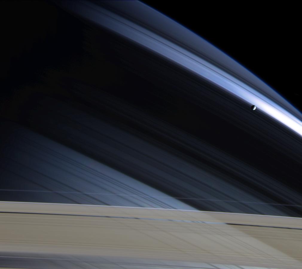 Saturn i Mimas - zdjęcie z sondy Cassini