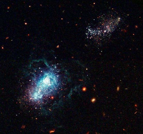 Galaktyka karłowata  I Zwicky 18 (z lewej)