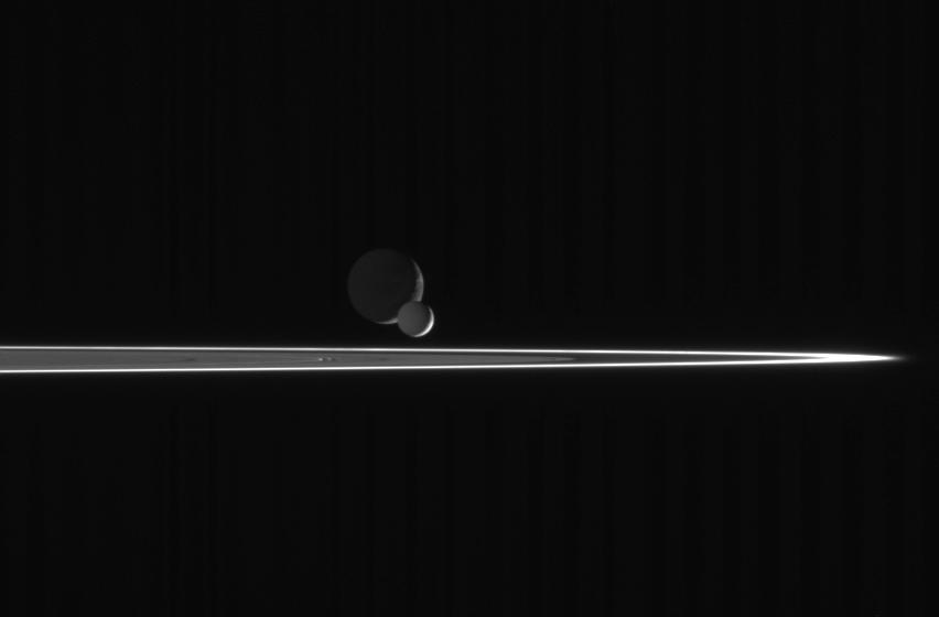 Enceladus wyprzedza Dione