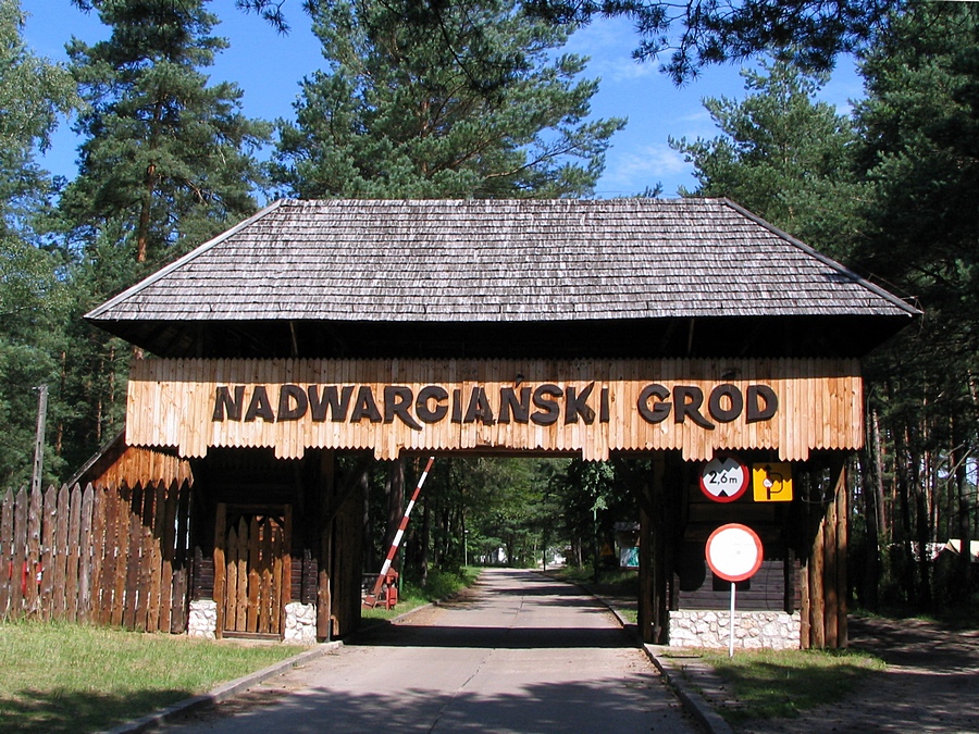 Nadwarciański Gród - brama wjazdowa