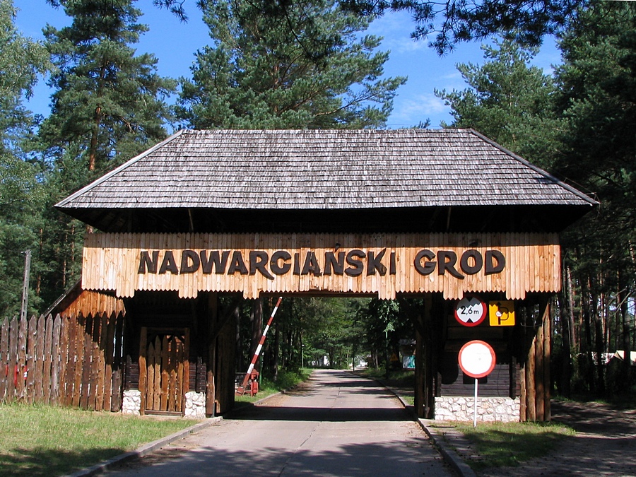 Nadwarciański Gród - brama wjazdowa