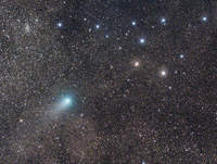 Kometa Garradda na tle Wieszaka