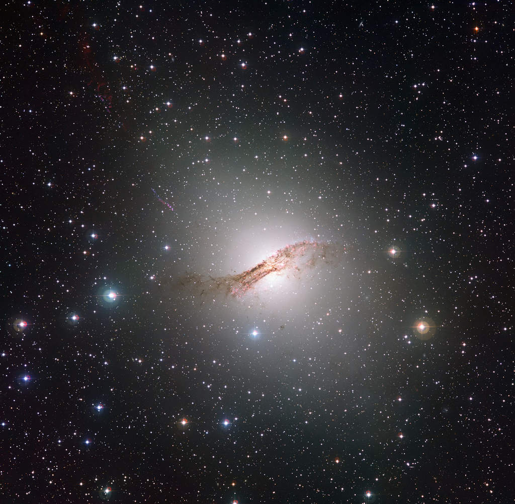 Dokładne spojrzenie na nietypową galaktykę Centaurus A