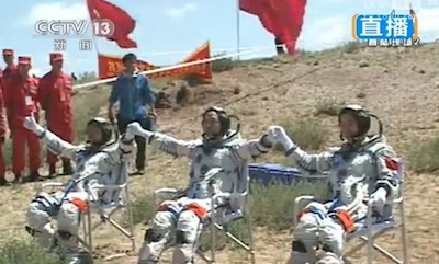 Załoga Shenzhou-9 po pworocie na Ziemię
